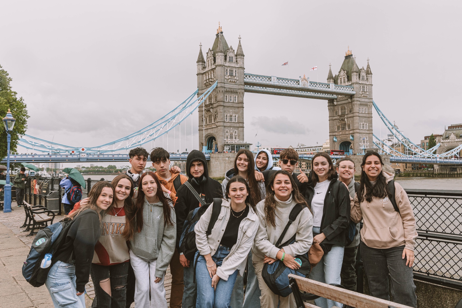 Grupo VSF frente al Tower Bridge en Londres