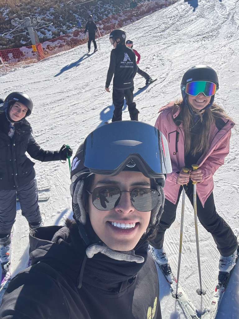 Selfie de amigos esquiando en la montaña