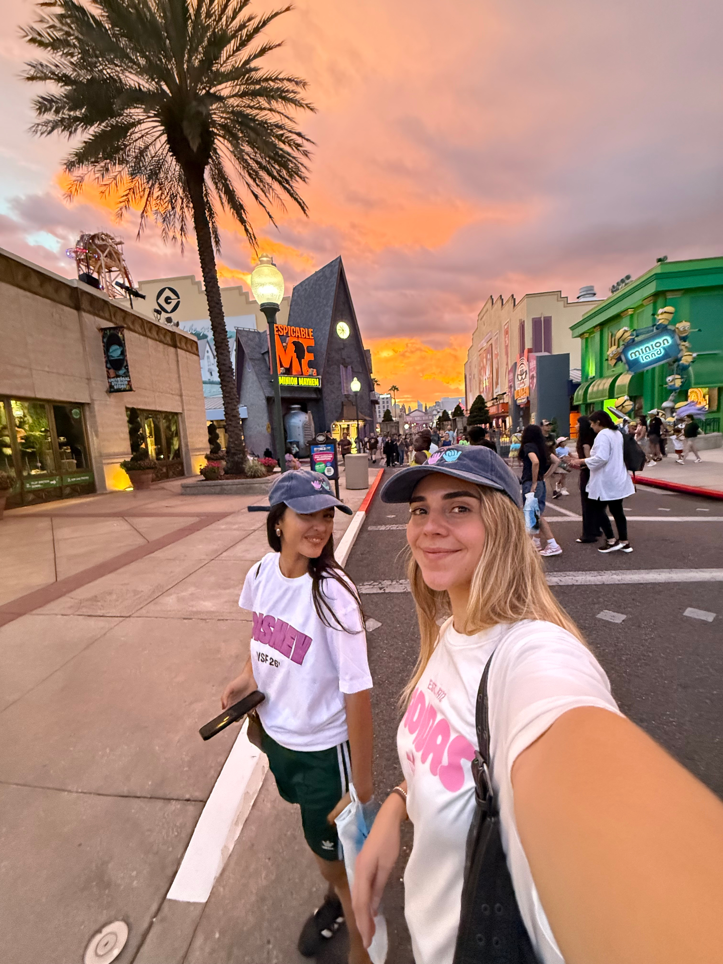 Selfie de dos viajeras VSF al atardecer en Universal Studios