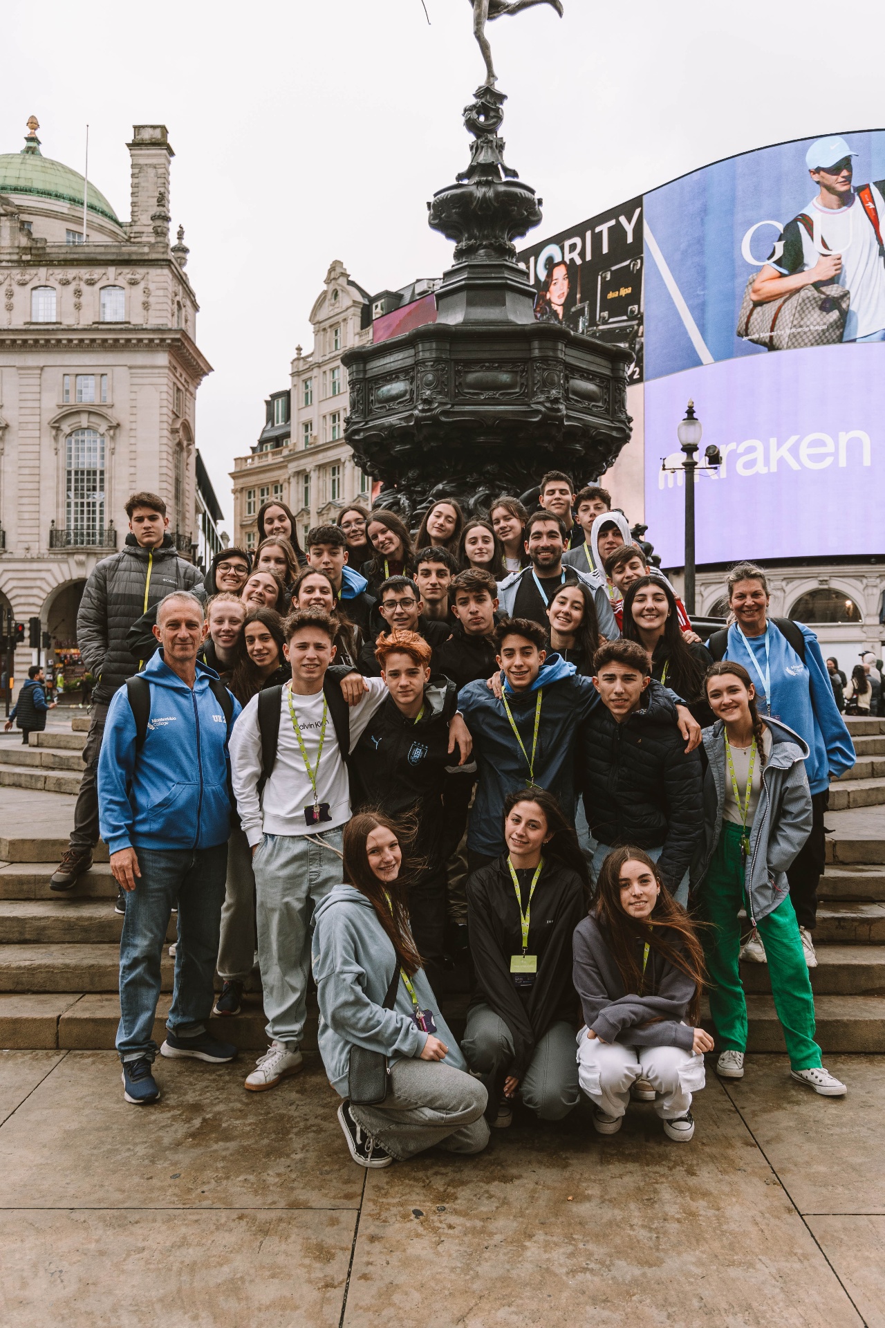 Grupo VSF posando en Piccadilly Circus, Londres