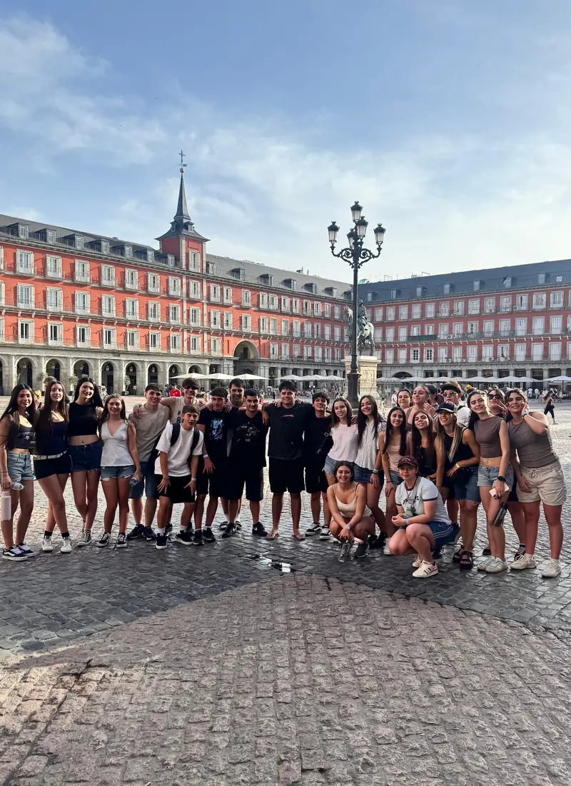 Grupo de jóvenes VSF en la Plaza Mayor de Madrid