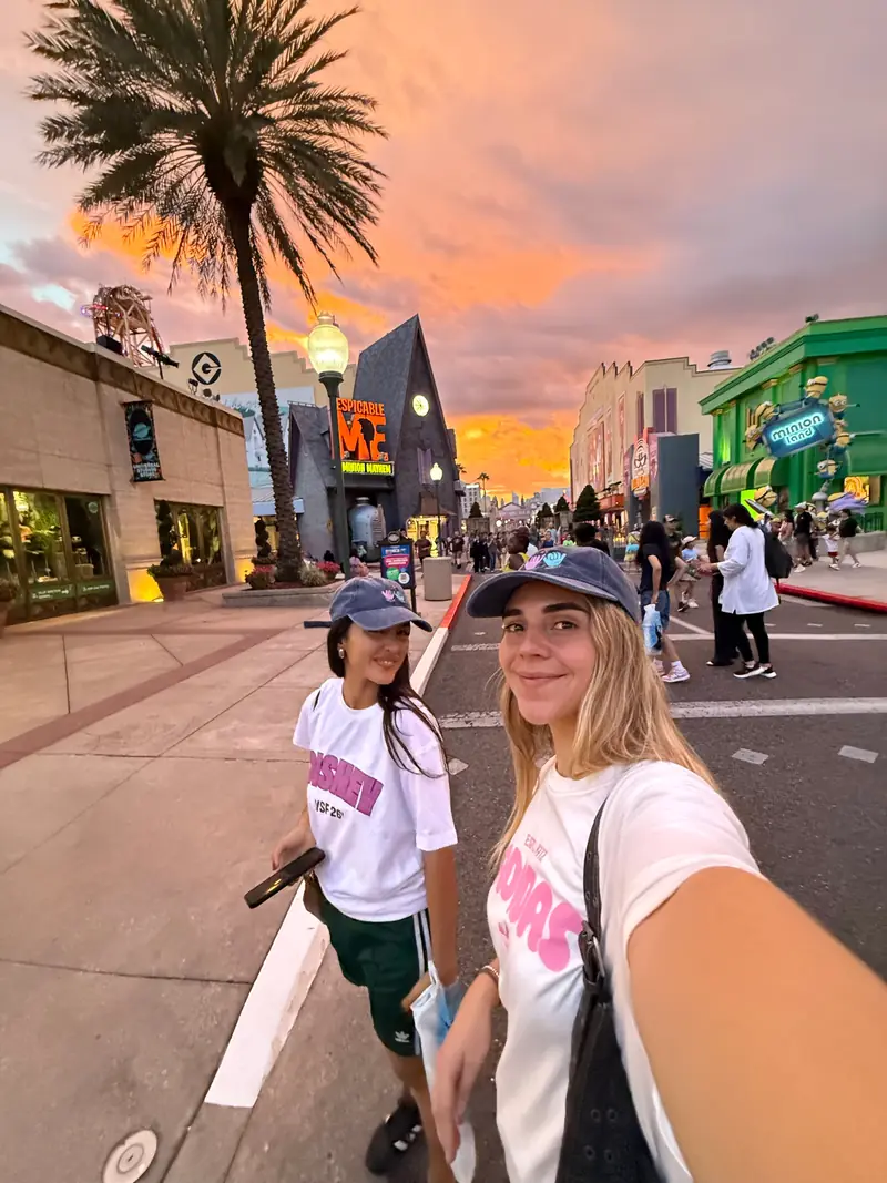 Selfie de dos viajeras VSF al atardecer en Universal Studios